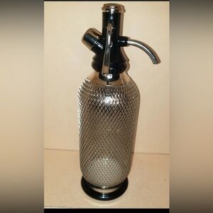 Vintage isi Classic Soda Siphon in EUC